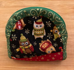 Small purse with zip opening and winter owls image.